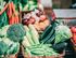 Frisches Gemüse auf einem Wochenmarkt, darunter Brokkoli, Karotten, Zucchini und Tomaten.
