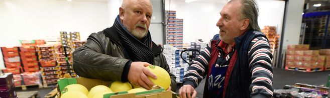 Tourguide mit Obsthändler