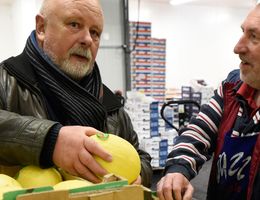 Tourguide mit Obsthändler